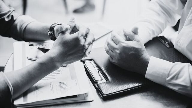 Le départ à la retraite, rendu équivoque en raison des manquements reprochés à l’employeur, s’analyse comme une prise d’acte