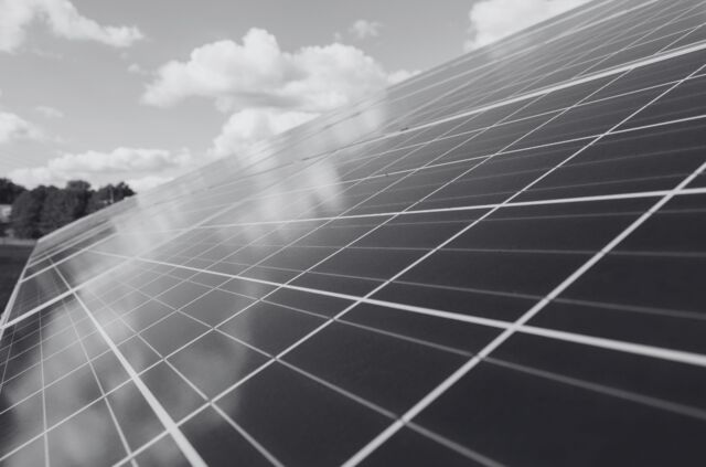 Quel est le sort des panneaux solaires installés par le locataire en fin de bail ?